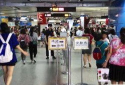 地铁最新红装爆料,红装惊艳，带你领略时尚地铁风采